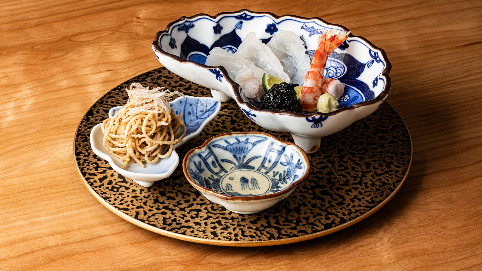 器に盛り付けられた日本料理